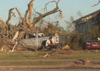Tornado kills at least 25 in Mississippi