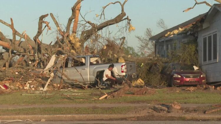 Tornado kills at least 25 in Mississippi