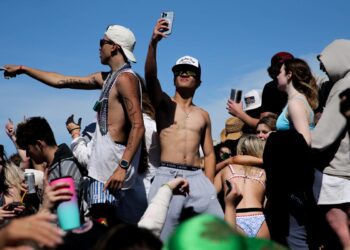 Port Aransas beach sees increase of spring breakers for final weekend