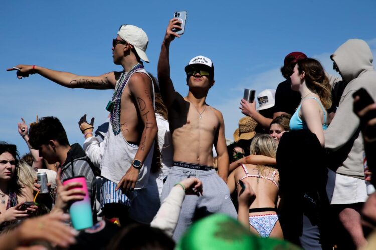 Port Aransas beach sees increase of spring breakers for final weekend