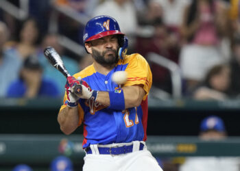 Astros’ Jose Altuve has broken right thumb, needs surgery