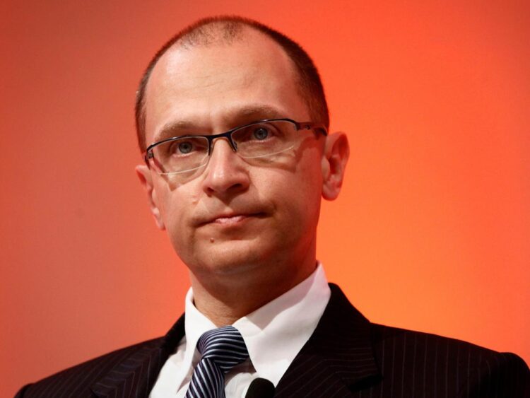 The Kremlin has reportedly told Russian officials to throw away their iPhones by the end of the month