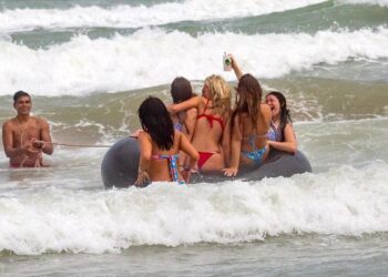 Spring breakers gather near Mexico border seemingly oblivious to crime threat, US warnings