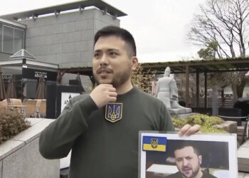 Japanese student goes to graduation dressed like Zelenskyy