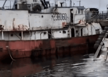 Derelict tugboat sinks along Seattle dock as cameras roll