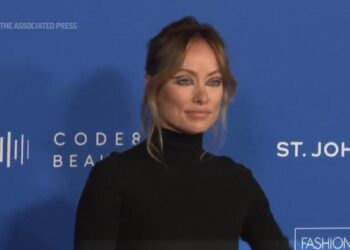 Wilde, Klum, walk carpet at Fashion Awards