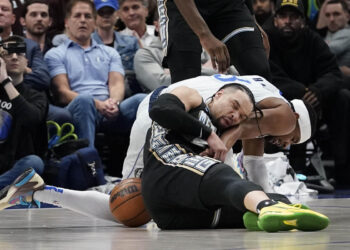 NBA fines Grizzlies’ Brooks $35K for shoving camera person
