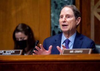 Senator Wyden Refuses to Return Bankman-Fried Donations after Accepting Money from Family for Over a Decade