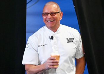 Celebrity chef Robert Irvine shares the biggest red flag he looks for when dining out in any restaurant