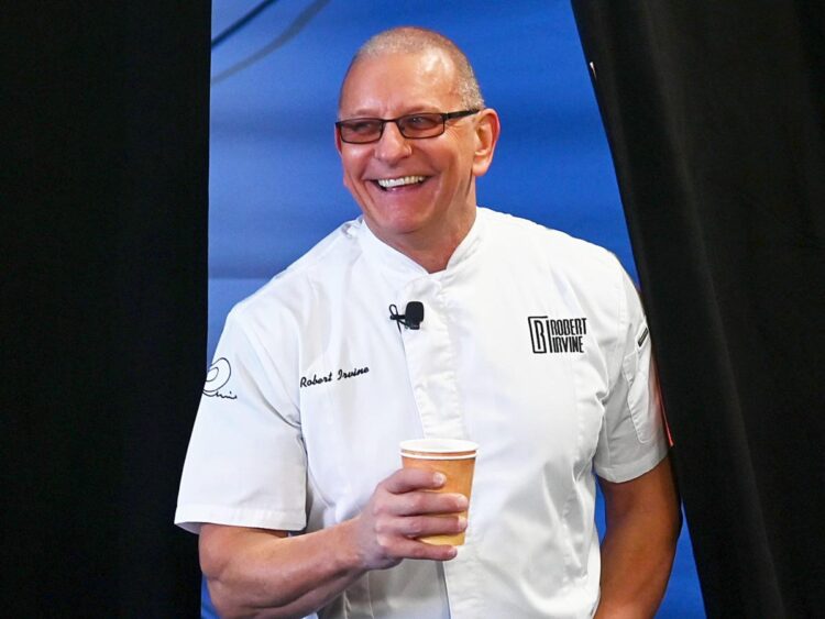 Celebrity chef Robert Irvine shares the biggest red flag he looks for when dining out in any restaurant
