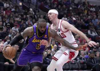 LeBron James, Anthony Davis lead Lakers past Bulls 121-110