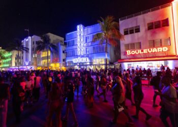 Miami Beach struggles with spring break violence, big crowds