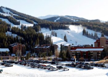 2 Illinois high school students die in sledding crash at Colorado ski resort