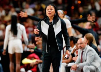 Dawn Staley timeout for UCLA player injury heralded as moment of sportsmanship