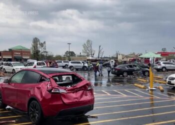Tornado slams Little Rock, causes property damage