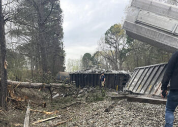 Alabama derailed train lacked needed couplers
