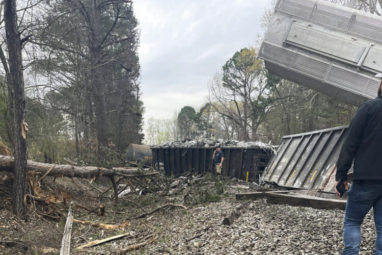 Alabama derailed train lacked needed couplers