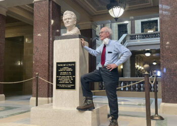 Wisconsin Democratic Secretary of State La Follette resigns