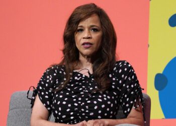 Rosie Perez says she fired her agent after they advised her to dye her hair blond and get a nose job to land more roles: ‘I couldn’t believe it’