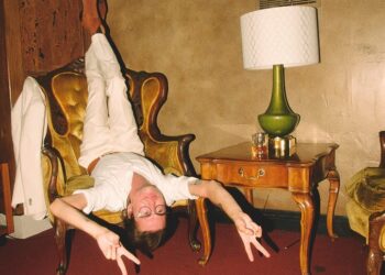 A guy is using ChatGPT to turn $100 into a business making as much money as possible. Here are the first 4 steps the AI chatbot gave him.