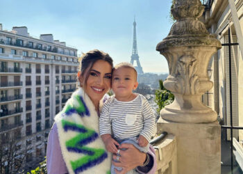 Mom called out for pic of baby on balcony ledge. Her response is raising eyebrows