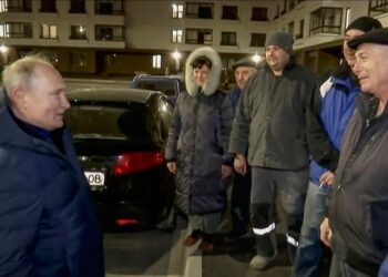 Putin heckled during Mariupol visit