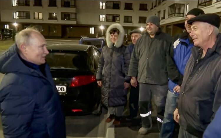 Putin heckled during Mariupol visit