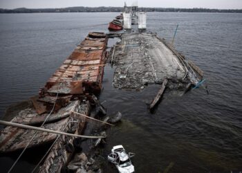 Ukrainian troops have established a bridgehead on the east bank of the Dnipro river, implying Russia’s defensive positions are weakening, report says