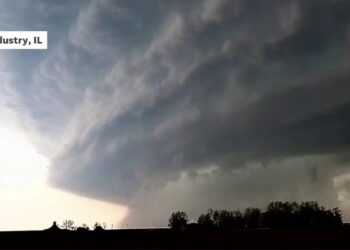 Massive supercell storm causes tornado in western Illinois