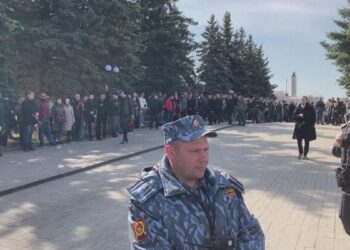 Hundreds turn out for funeral of Russian military blogger
