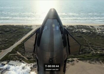 SpaceX calls off 1st launch of giant new rocket