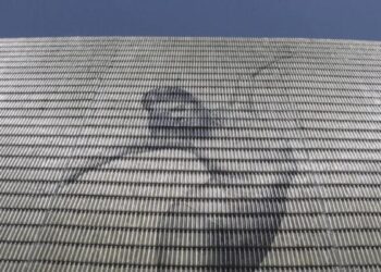 Russian strikes kill 16, Kyiv says offensive almost ready