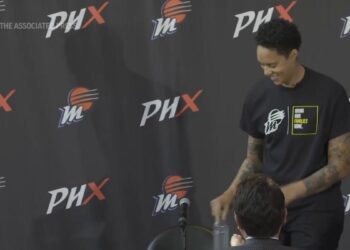 Brittney Griner holds court with Phoenix Mercury