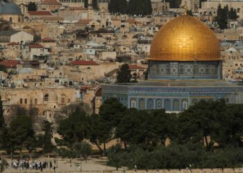 After tense night, thousands pray at Jerusalem’s Western Wall