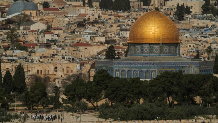 After tense night, thousands pray at Jerusalem’s Western Wall