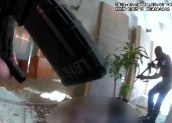 Video shows Louisville police under fire from bank shooter