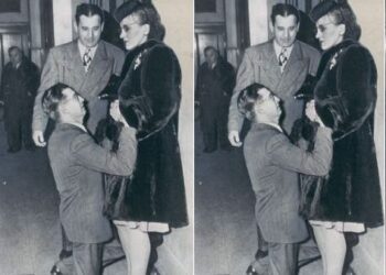 The story behind the iconic viral photo of a man begging his wife for forgiveness outside a Chicago divorce court in 1948