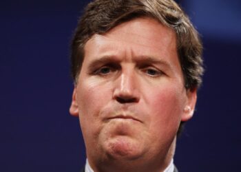 CNN’s Oliver Darcy says he requested ,000 on Venmo from Tucker Carlson, who he says made a bet that Darcy would lose his job CNN’s Oliver Darcy says he requested ,000 on Venmo from Tucker Carlson, who he says made a bet that Darcy would lose his job