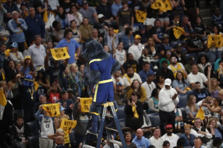 At Grizzlies-Lakers Game 2, a fight in FedExForum crowd went viral. Here’s what happened