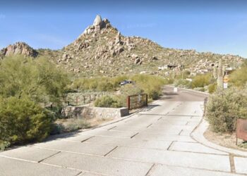 Arizona hiker hears woman crying for help, finds her trapped between boulders on 50-foot cliff Arizona hiker hears woman crying for help, finds her trapped between boulders on 50-foot cliff