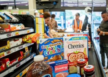 A TikToker was confused and ended up in tears when strangers refused her offer to pay for their groceries