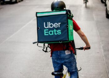 A drug dealer gave a one-star review to an Uber Eats rider who took a suspicious package to police. It turned out to be meth in a toothpaste tube.