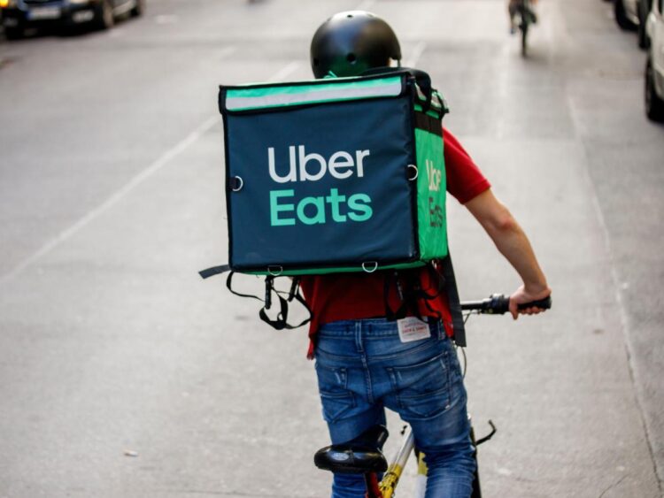 A drug dealer gave a one-star review to an Uber Eats rider who took a suspicious package to police. It turned out to be meth in a toothpaste tube.