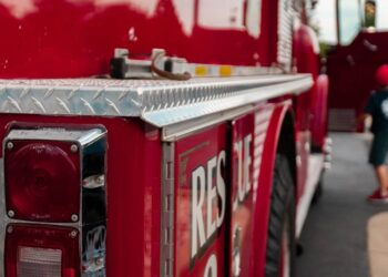 Firefighters get creative when illegally parked car blocks hydrant at blaze, photo shows