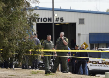 Suspect shoots 2 hostages after wounding California officer