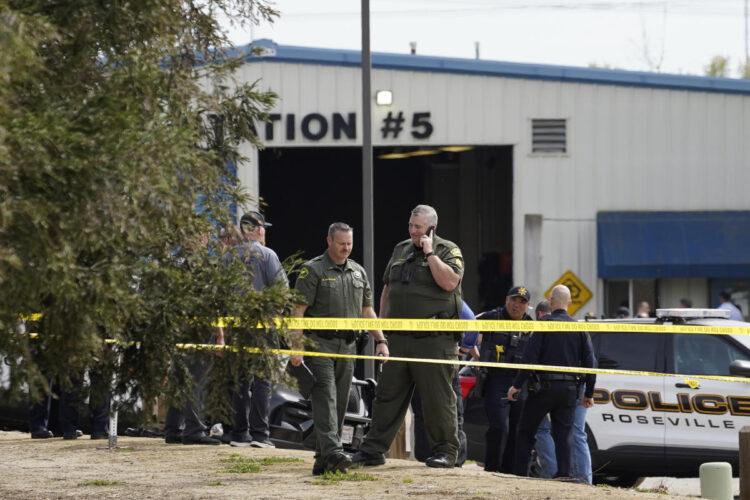 Suspect shoots 2 hostages after wounding California officer