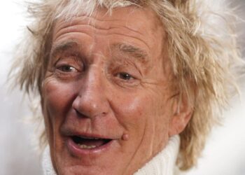Rod Stewart admits no one has accepted his offer to pay for hospital scans