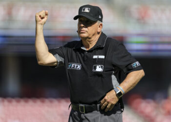 MLB ump Vanover still in hospital after hit in head by throw