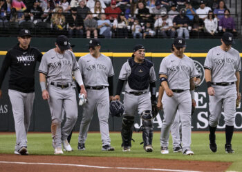 Bauers crashes into wall, hurt in 1st inning of Yanks debut