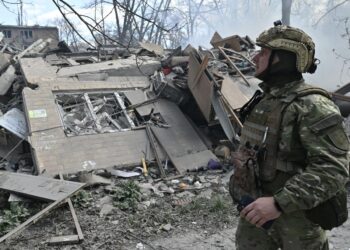 Russian jets are dropping bombs rejigged with guidance systems that are delivering ‘devastating hits’ upon Ukrainian lines, report says